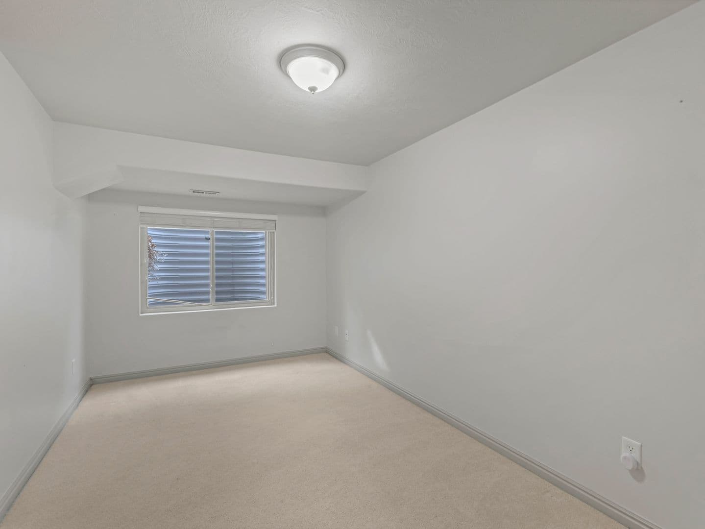 4 Bed / 3.5 Bath Spacious Home for Rent in Draper – Internet & Cable Included! — photo 31