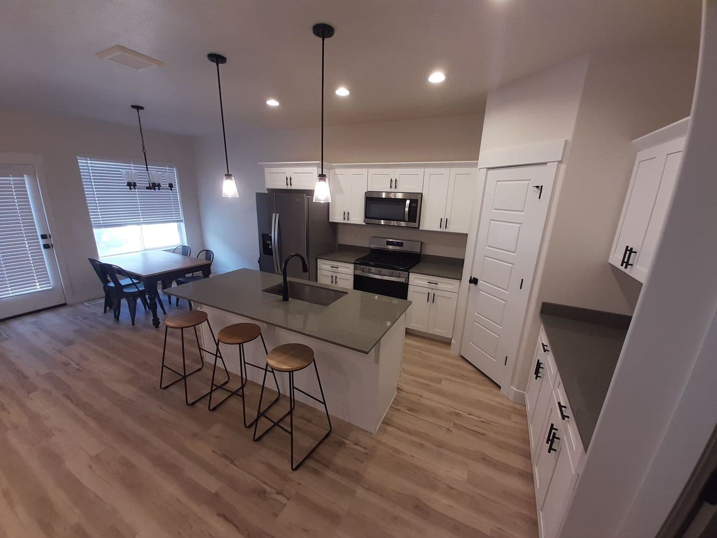 Master Bedroom with Private Bath in Lehi Townhome — photo 8