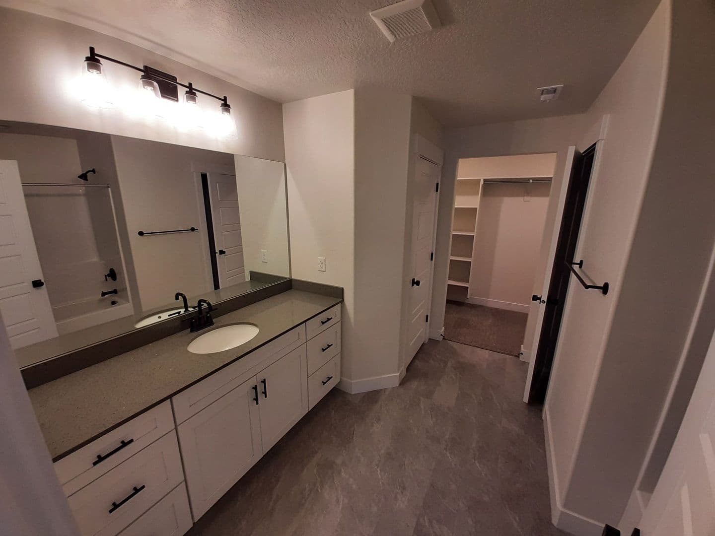 Master Bedroom with Private Bath in Lehi Townhome — photo 9