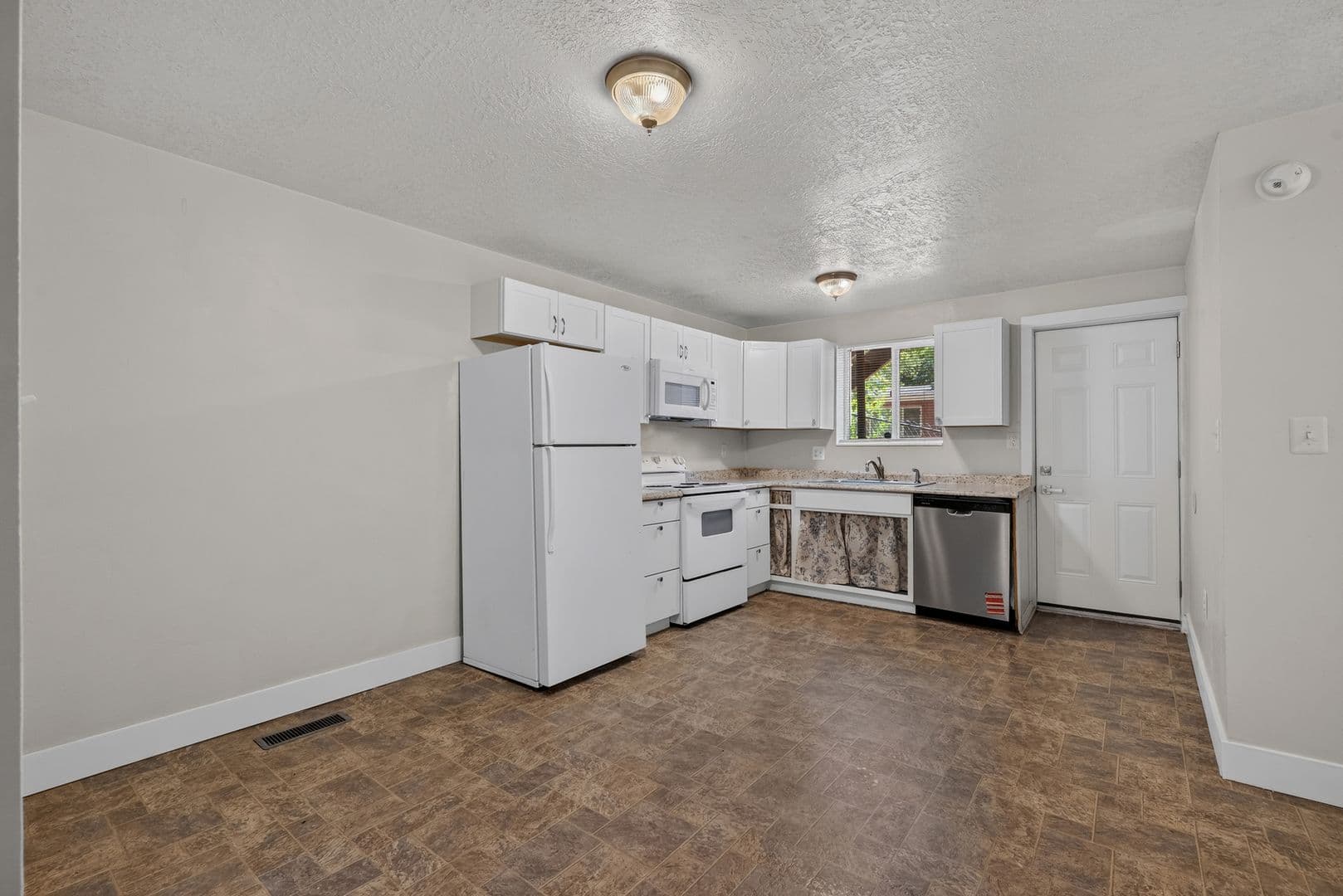 3 Bed / 1 Bath Home for Rent in Springville — photo 3